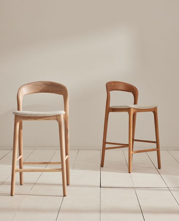 Nordic Curve Bar Stool – Stylish Comfort for Every Space